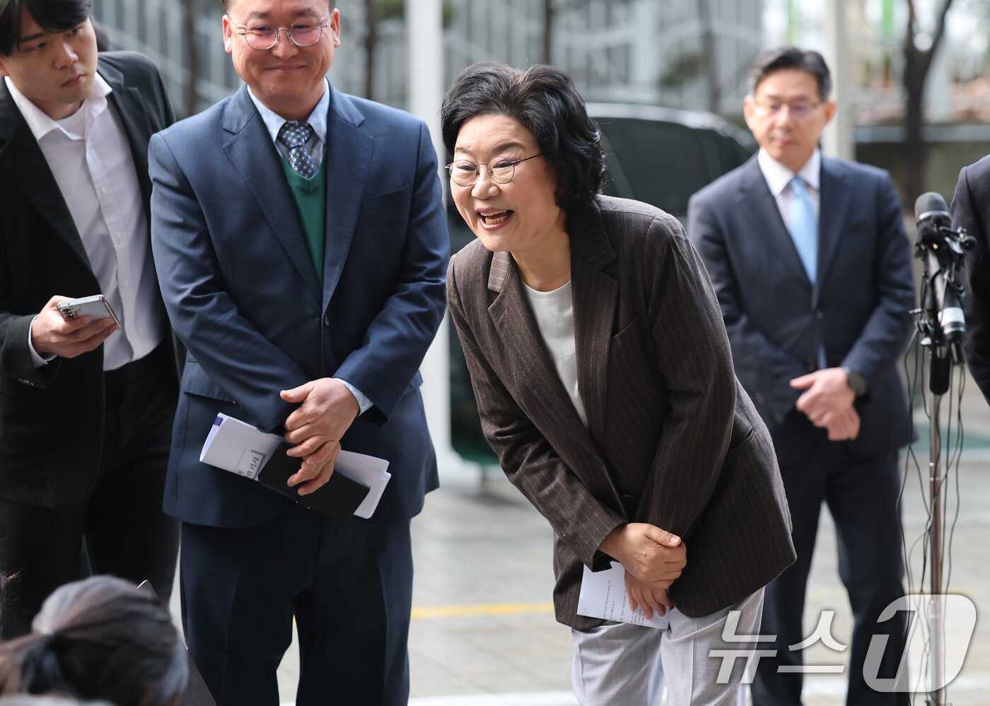 본문 이미지 - 초대 기획예산처 장관 후보자로 지명된 이혜훈 전 국민의힘 의원이 29일 오전 서울 중구 예금보험공사에 마련된 인사청문회 준비 사무실로 첫 출근하며 취재진과 대화하고 있다. 2025.12.29/뉴스1 ⓒ News1 오대일 기자