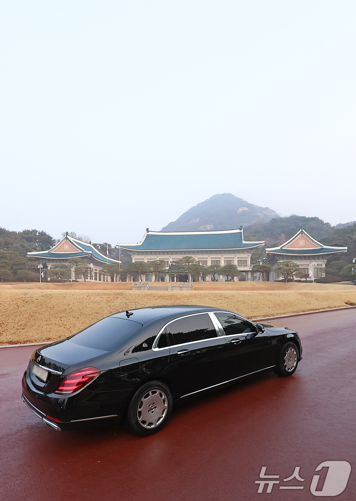 (서울=뉴스1) 이재명 기자 = 이재명 대통령 탑승 차량행렬이 29일 청와대로 들어서고 있다.이 대통령은 이날부터 청와대에서 집무를 시작한다. (청와대통신사진기자단) 2025.12 …