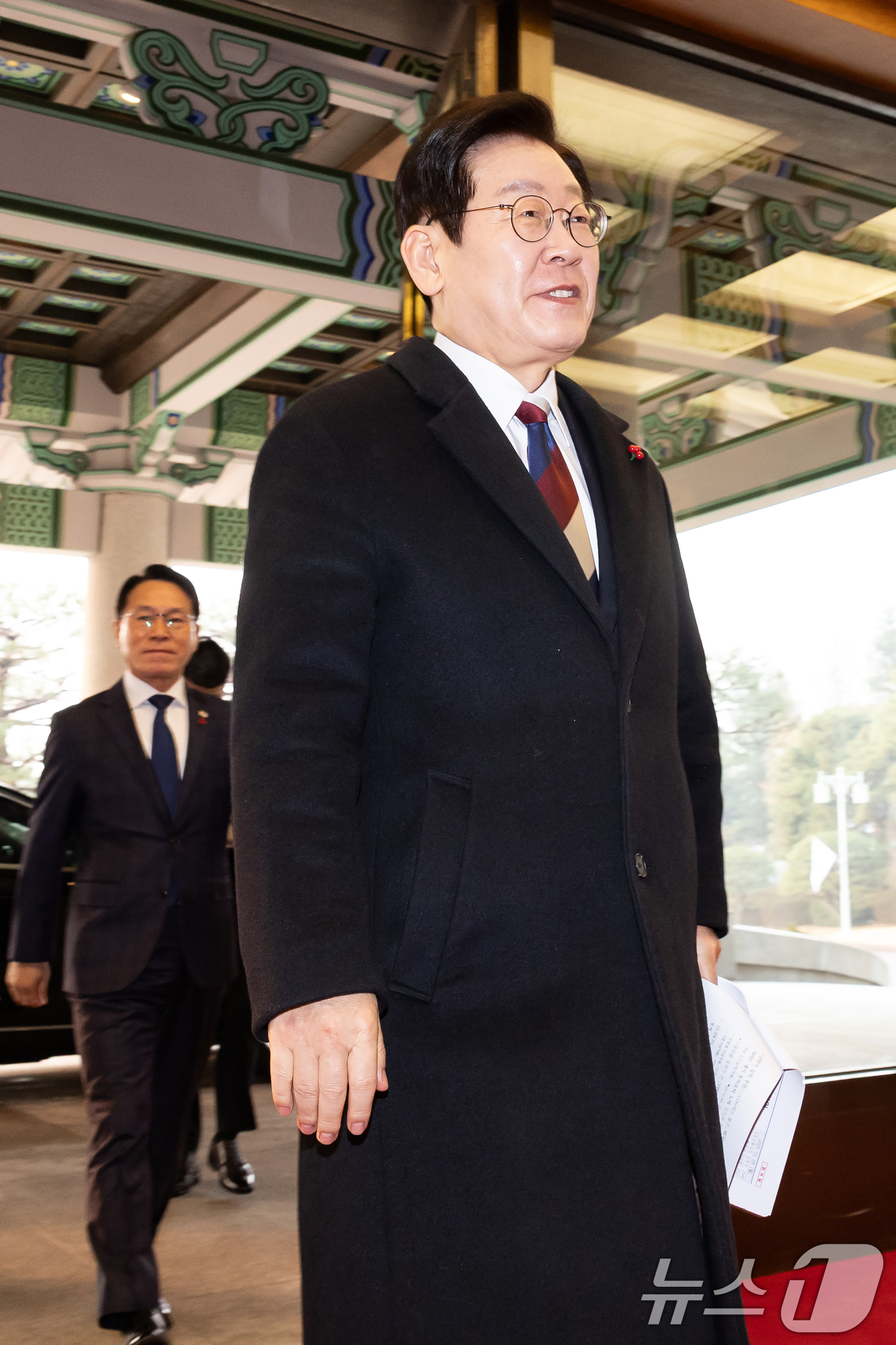 (서울=뉴스1) 허경 기자 = 이재명 대통령이 청와대 공식 근무를 시작한 29일 청와대 본관으로 첫 출근하고 있다. (청와대통신사진기자단) 2025.12.29/뉴스1