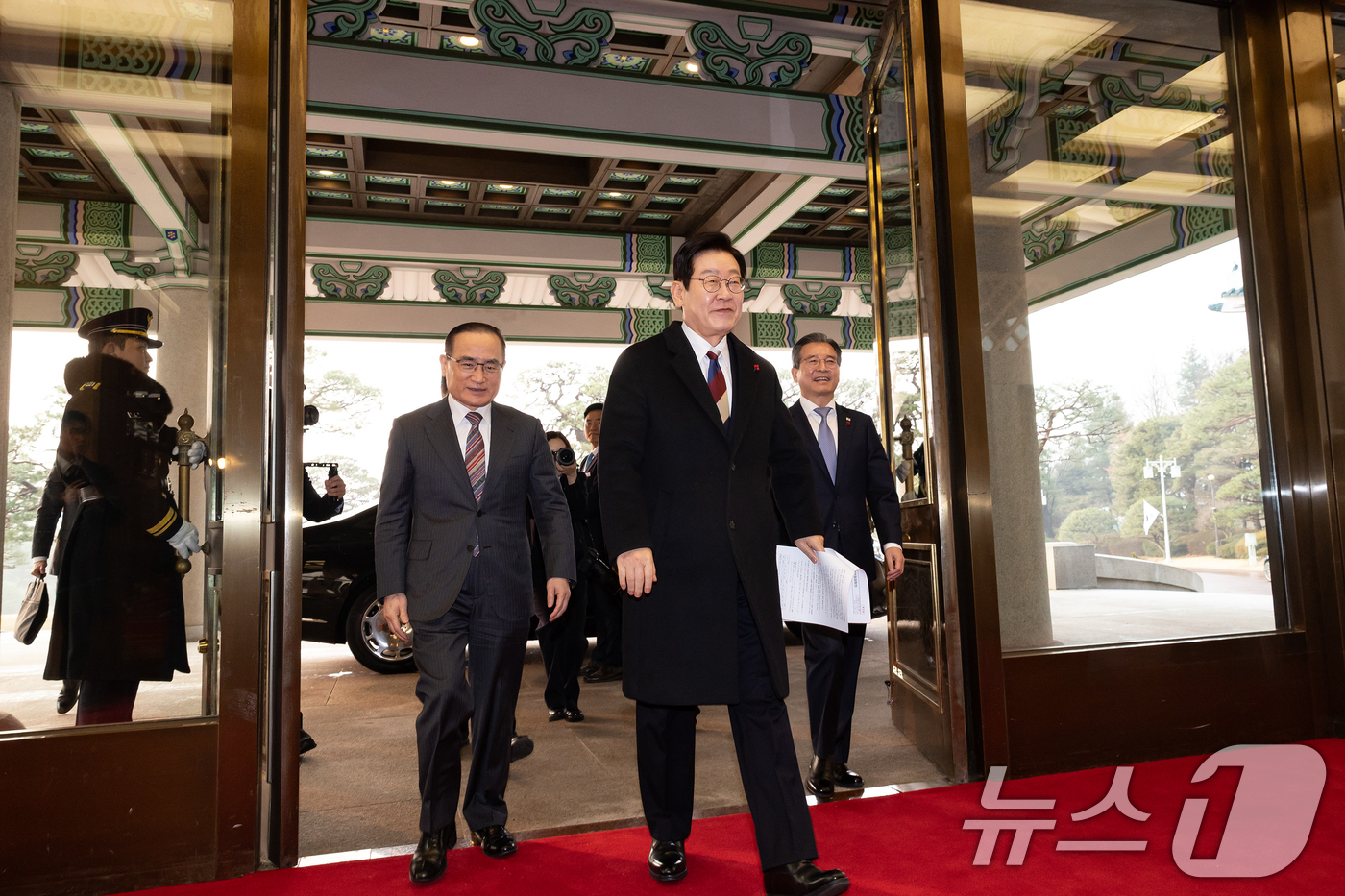 (서울=뉴스1) 허경 기자 = 이재명 대통령이 청와대 공식 근무를 시작한 29일 청와대 본관에 도착해 차에서 내려 위성락 안보실장, 김용범 정책실장 등과 입장하고 있다. (청와대통 …