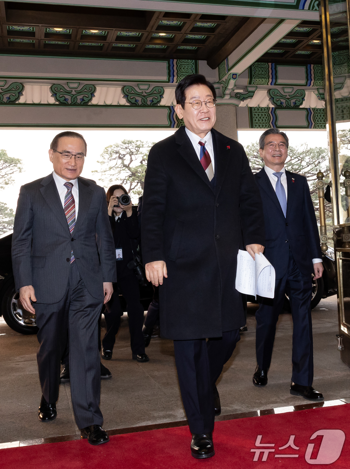 (서울=뉴스1) 허경 기자 = 이재명 대통령이 청와대 공식 근무를 시작한 29일 청와대 본관에 도착해 차에서 내려 위성락 안보실장, 김용범 정책실장 등과 입장하고 있다. (청와대통 …