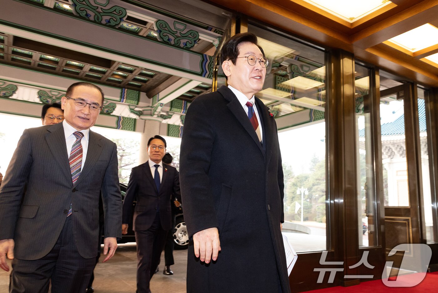 본문 이미지 - 이재명 대통령이 청와대 공식 근무를 시작한 29일 청와대 본관에 도착해 차에서 내려 위성락 안보실장 등과 입장하고 있다. (청와대통신사진기자단) ⓒ News1 허경 기자