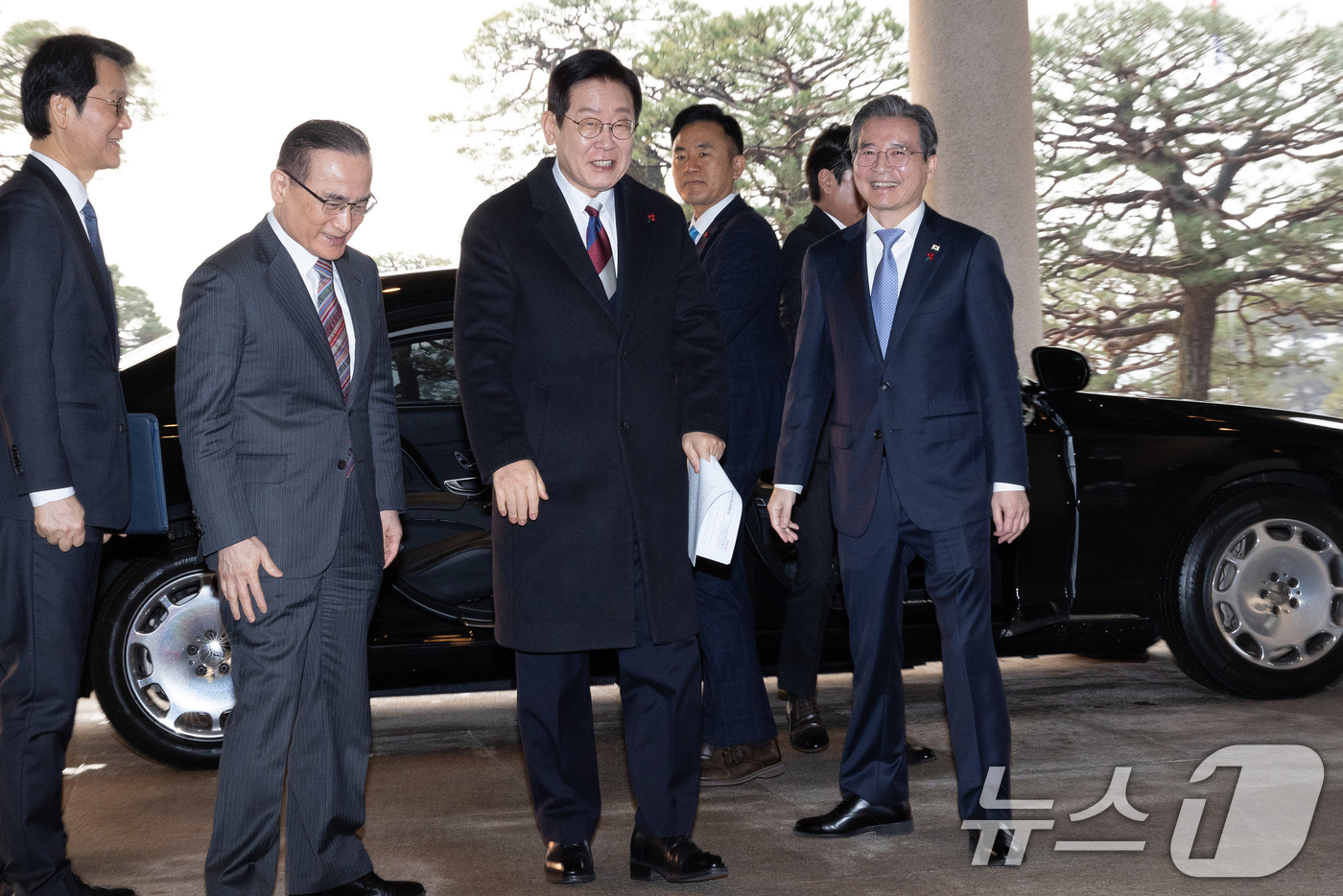 (서울=뉴스1) 허경 기자 = 이재명 대통령이 청와대 공식 근무를 시작한 29일 청와대 본관에 도착해 차에서 내려 위성락 안보실장, 김용범 정책실장 등과 입장하고 있다. (청와대통 …