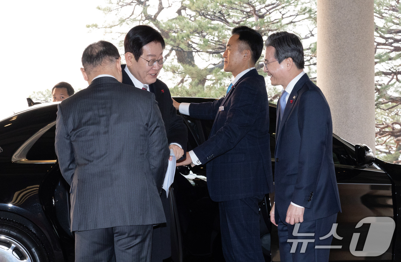 (서울=뉴스1) 허경 기자 = 이재명 대통령이 청와대 공식 근무를 시작한 29일 청와대 본관에 도착해 차에서 내려 김용범 정책실장과 인사하고 있다. (청와대통신사진기자단) 2025 …