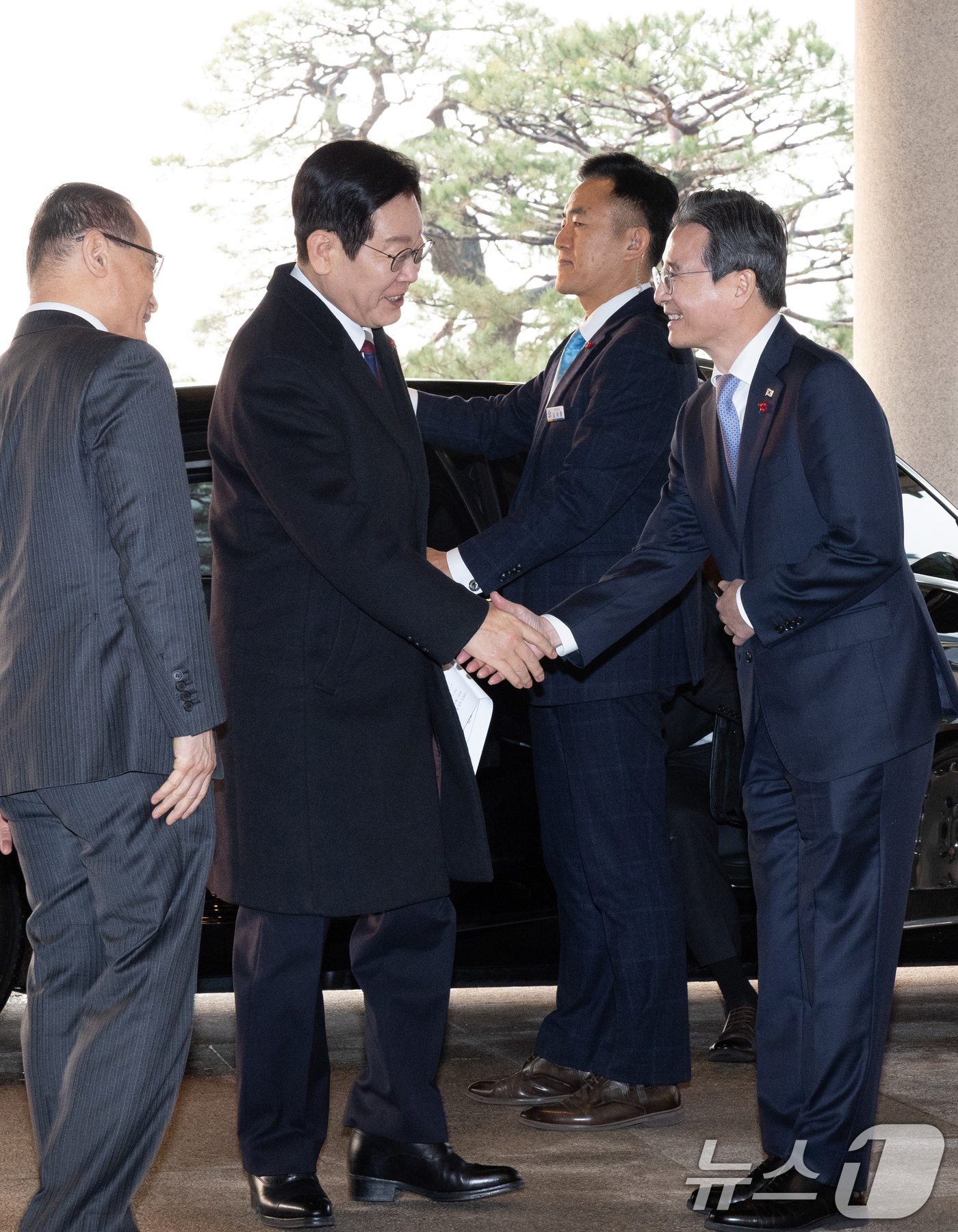 (서울=뉴스1) 허경 기자 = 이재명 대통령이 청와대 공식 근무를 시작한 29일 청와대 본관에 도착해 차에서 내려 김용범 정책실장과 인사하고 있다. (청와대통신사진기자단) 2025 …