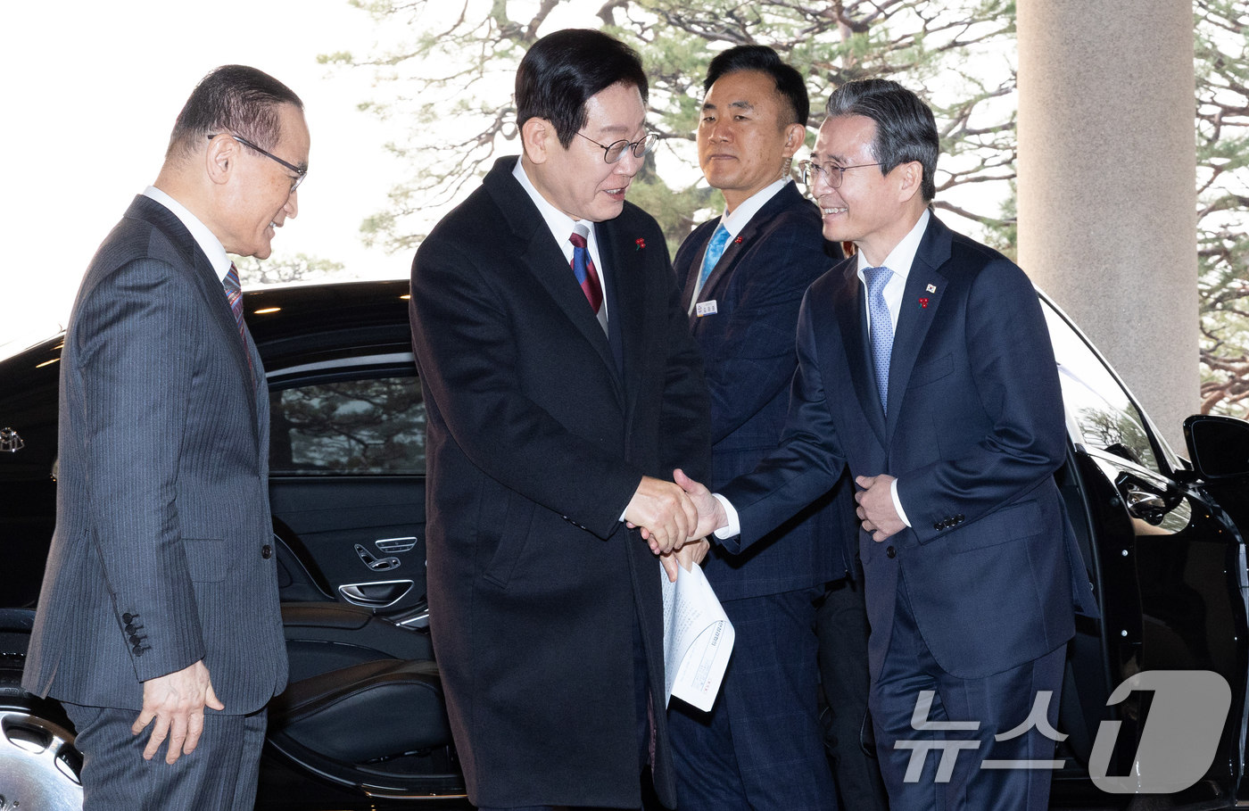 (서울=뉴스1) 허경 기자 = 이재명 대통령이 청와대 공식 근무를 시작한 29일 청와대 본관에 도착해 차에서 내려 김용범 정책실장과 인사하고 있다. (청와대통신사진기자단) 2025 …