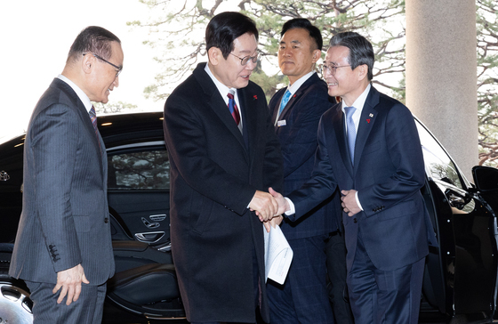 김용범 정책실장과 인사하는 이재명 대통령