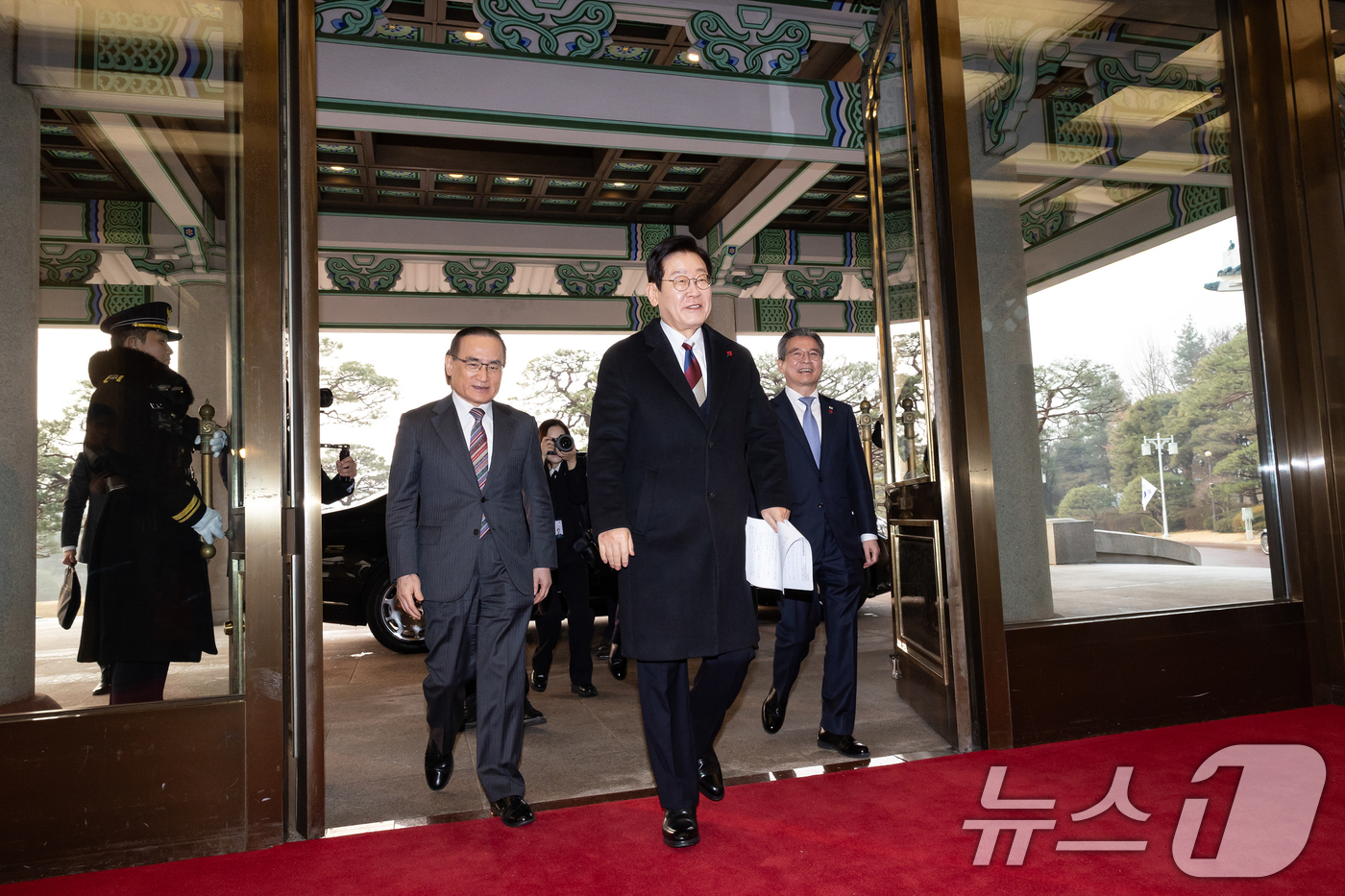 (서울=뉴스1) 허경 기자 = 이재명 대통령이 청와대 공식 근무를 시작한 29일 청와대 본관에 도착해 차에서 내려 위성락 안보실장, 김용범 정책실장 등과 입장하고 있다. (청와대통 …