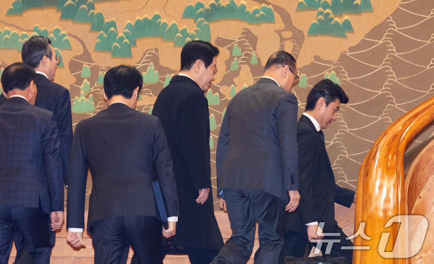 (서울=뉴스1) 허경 기자 = 이재명 대통령이 청와대 공식 근무를 시작한 29일 청와대 본관으로 위성락 안보실장, 김용범 정책실장 등과 입장하고 있다. (청와대통신사진기자단) 20 …