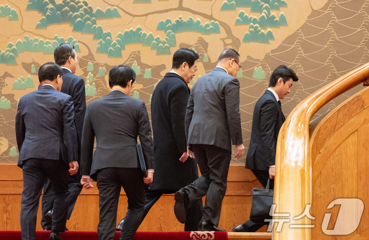 (서울=뉴스1) 허경 기자 = 이재명 대통령이 청와대 공식 근무를 시작한 29일 청와대 본관으로 위성락 안보실장 등과 입장하고 있다. (청와대통신사진기자단) 2025.12.29/뉴 …