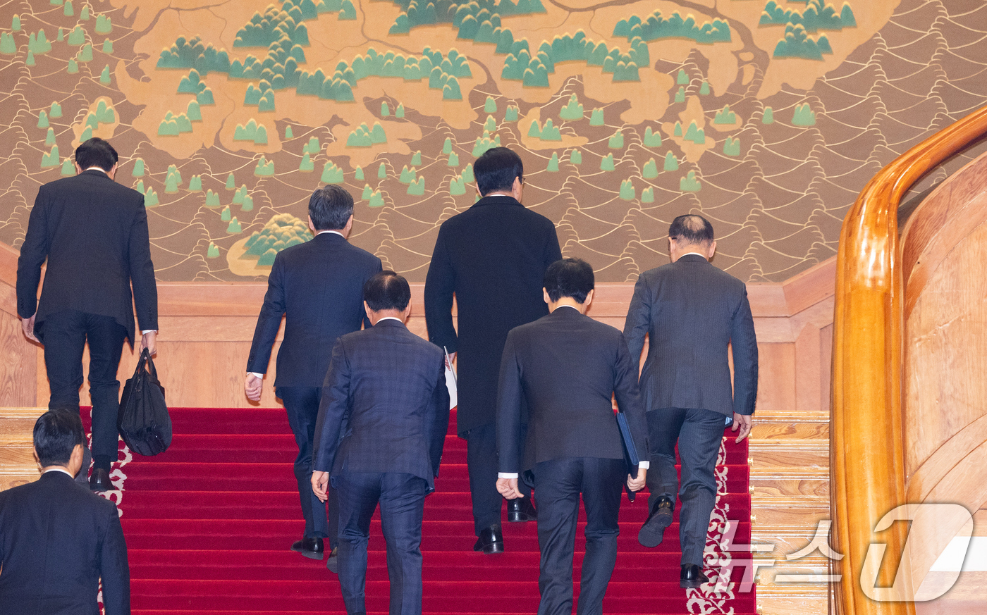 (서울=뉴스1) 허경 기자 = 이재명 대통령이 청와대 공식 근무를 시작한 29일 청와대 본관으로 위성락 안보실장, 김용범 정책실장 등과 입장하고 있다. (청와대통신사진기자단) 20 …