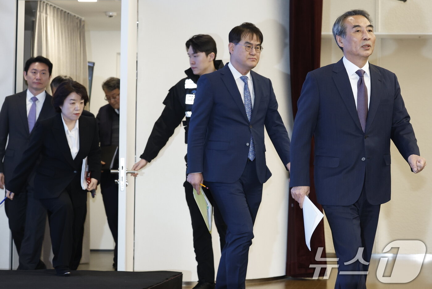 본문 이미지 - 김건희와 명태균·건진법사 관련 국정농단 및 불법 선거 개입 사건 등 진상규명을 위한 특별검사팀 민중기 특별검사가 29일 오전 서울 종로구 KT광화문빌딩 웨스트에 마련된 특별검사팀 브리핑룸에서 특검 수사 결과 종합 브리핑을 하기위해 입장하고 있다. 2025.12.29/뉴스1 ⓒ News1 박정호 기자