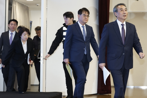 브리핑장 들어서는 민중기 특별검사