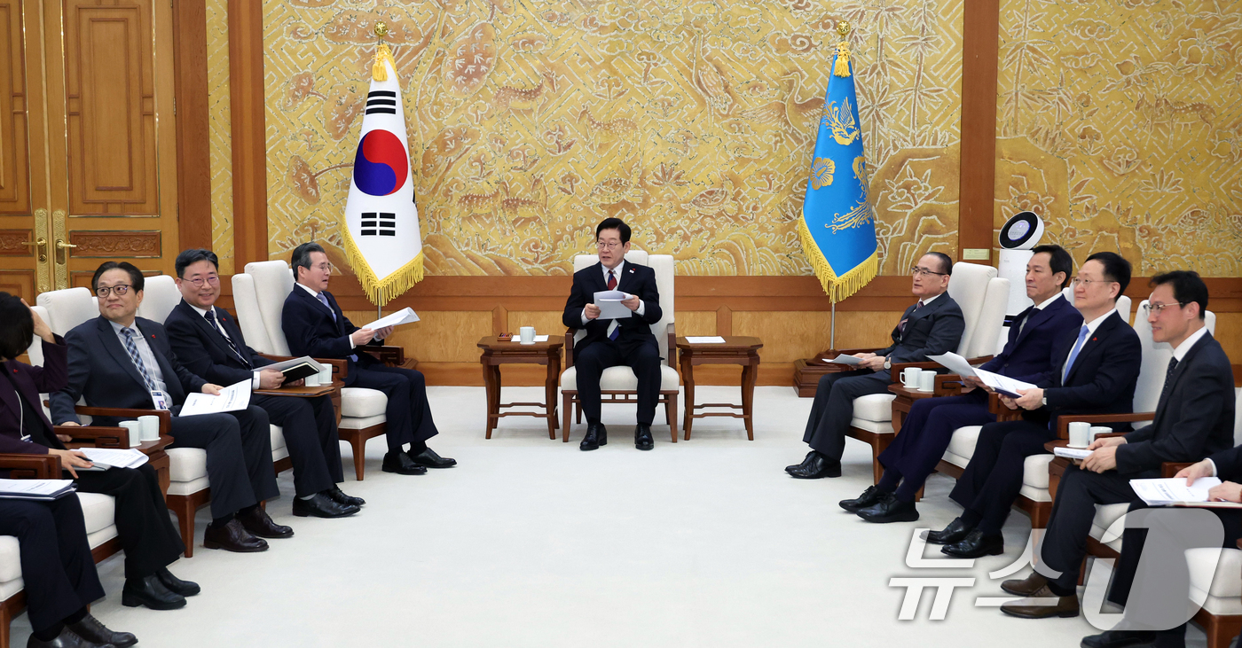 (서울=뉴스1) 이재명 기자 = 이재명 대통령이 29일 대통령실 이전 작업이 마무리된 청와대로 출근한 뒤 위성락 안보실장, 김용범 정책실장을 비롯한 참모들과 차담을 하고 있다. ( …