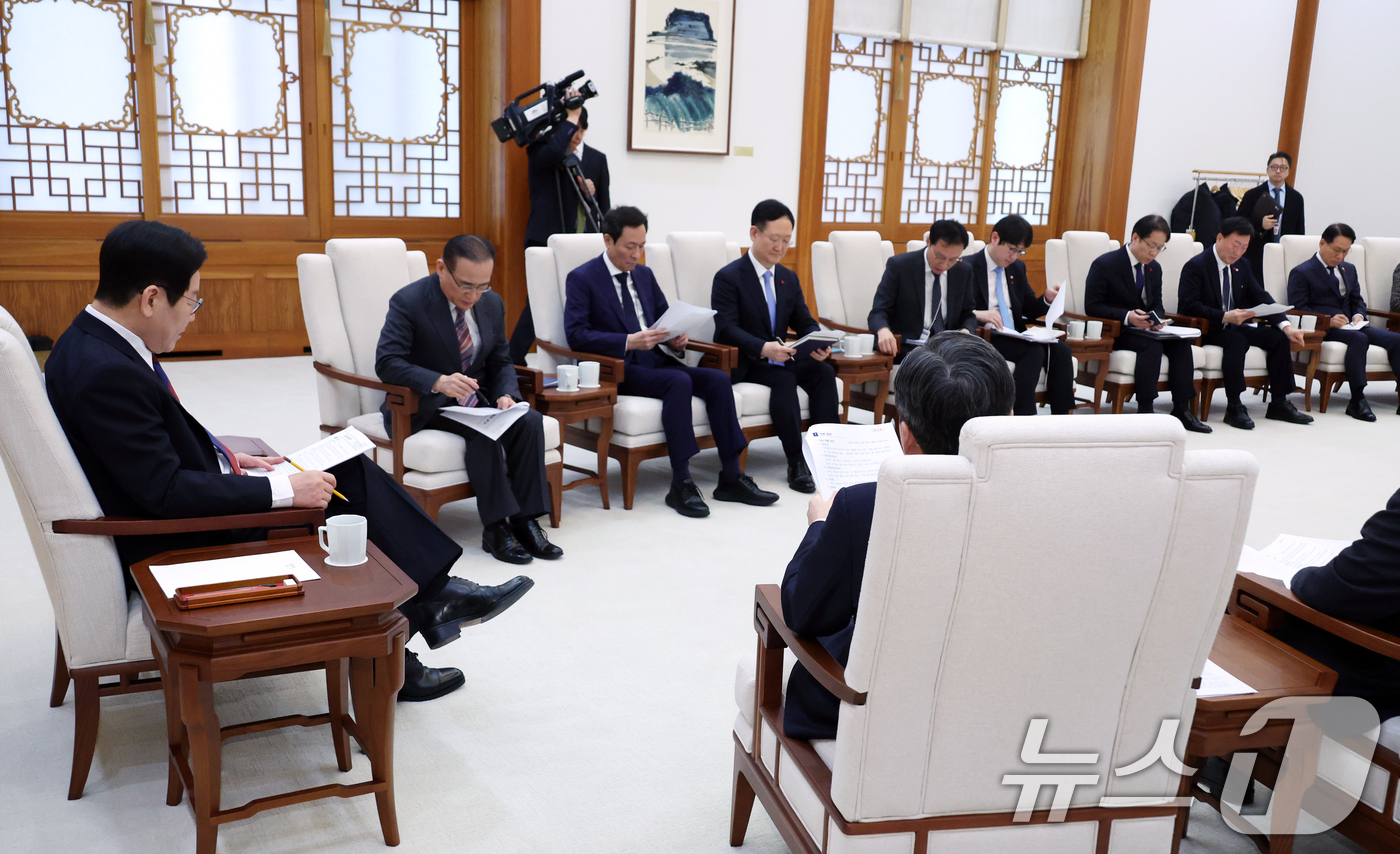 (서울=뉴스1) 이재명 기자 = 이재명 대통령이 29일 대통령실 이전 작업이 마무리된 청와대로 출근한 뒤 위성락 안보실장, 김용범 정책실장을 비롯한 참모들과 차담을 하고 있다. ( …