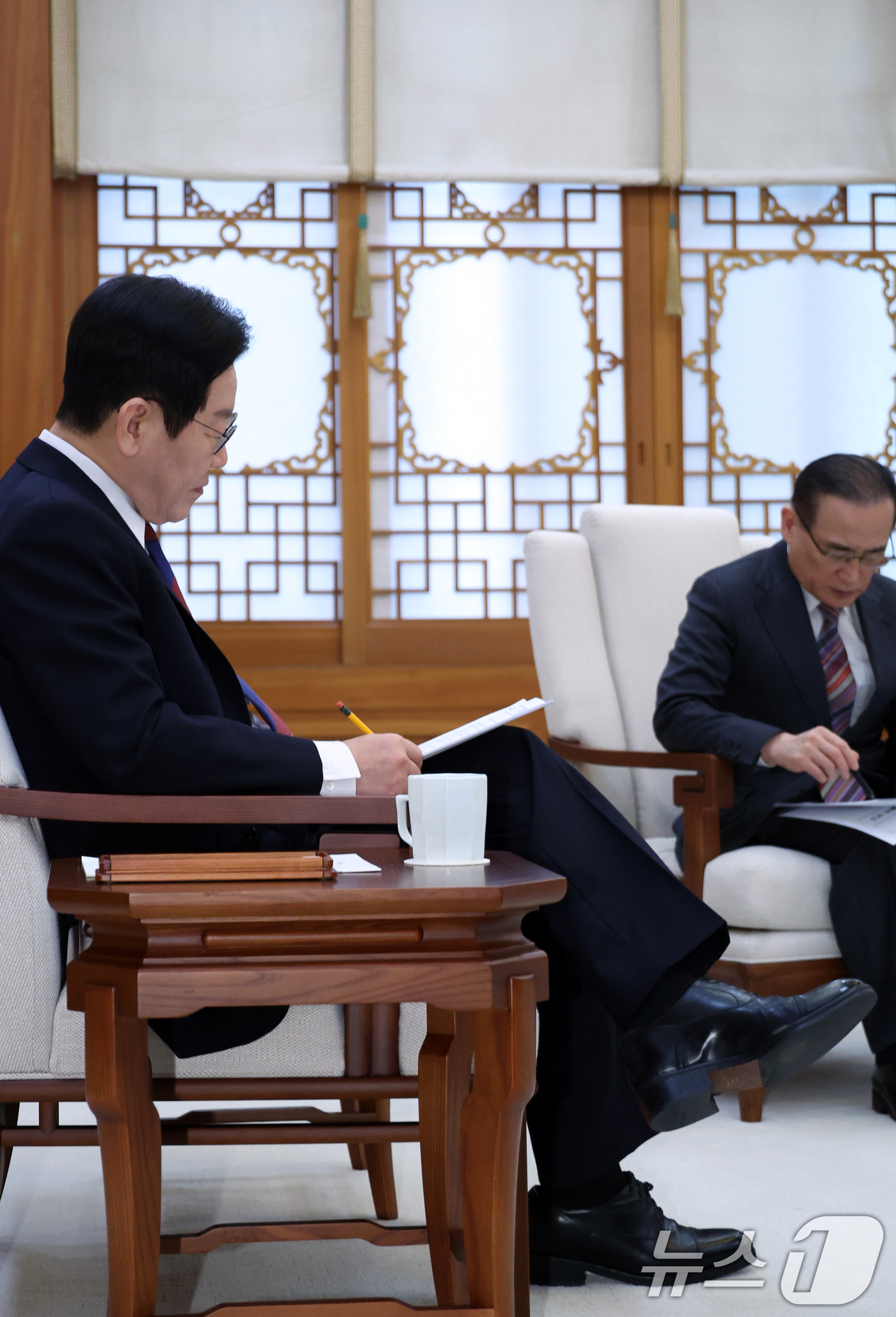 (서울=뉴스1) 이재명 기자 = 이재명 대통령이 29일 대통령실 이전 작업이 마무리된 청와대로 출근한 뒤 위성락 안보실장, 김용범 정책실장을 비롯한 참모들과 차담을 하고 있다. ( …