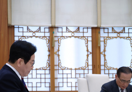 자료 살펴보는 이재명 대통령