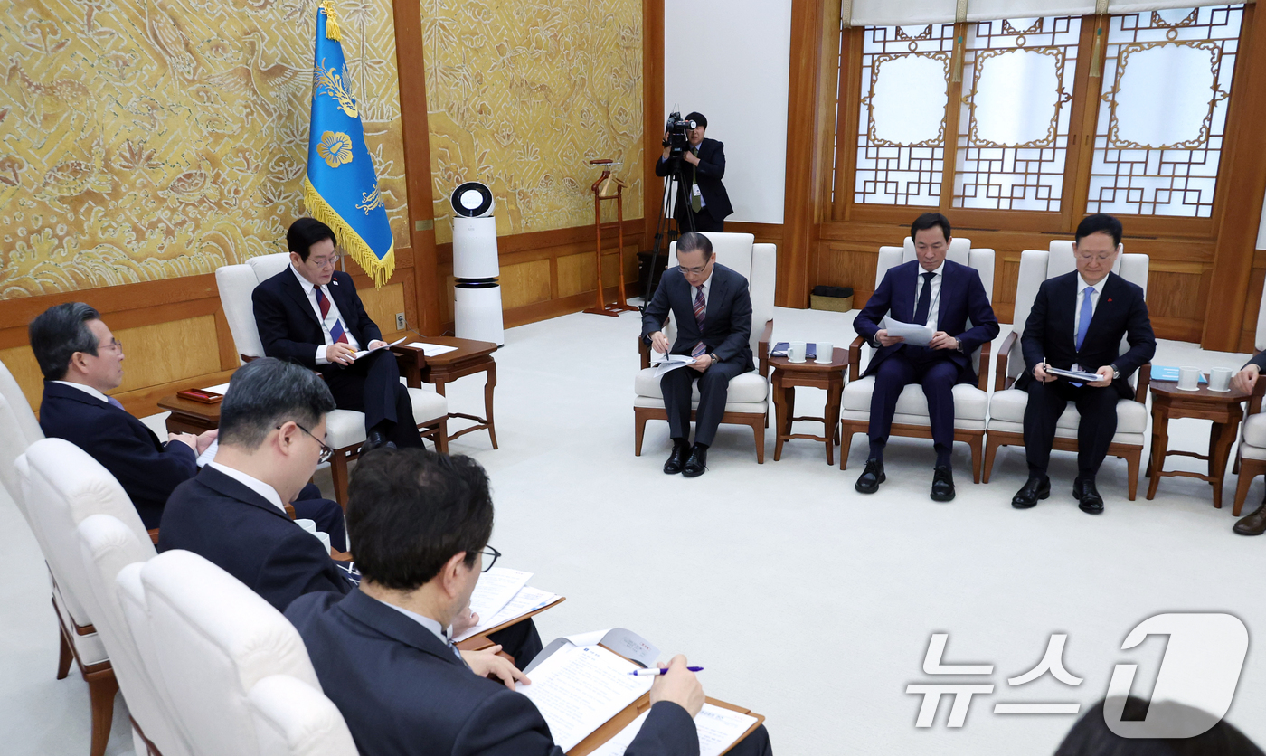 (서울=뉴스1) 이재명 기자 = 이재명 대통령이 29일 대통령실 이전 작업이 마무리된 청와대로 출근한 뒤 위성락 안보실장, 김용범 정책실장을 비롯한 참모들과 차담을 하고 있다. ( …