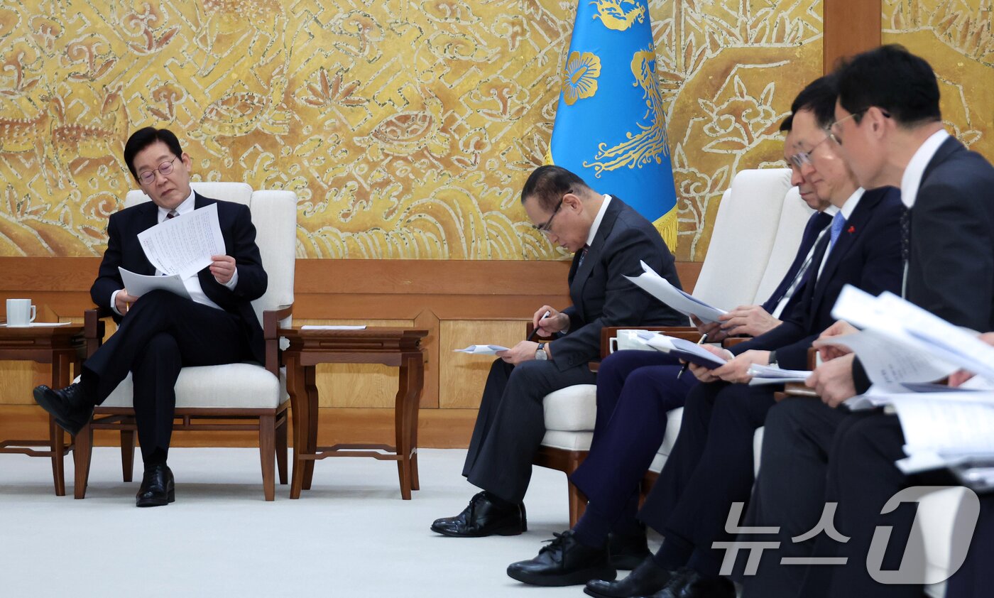 본문 이미지 - 이재명 대통령이 29일 대통령실 이전 작업이 마무리된 청와대로 출근한 뒤 위성락 안보실장, 김용범 정책실장을 비롯한 참모들과 차담을 하고 있다. (청와대통신사진기자단) 2025.12.29/뉴스1 ⓒ News1 이재명 기자