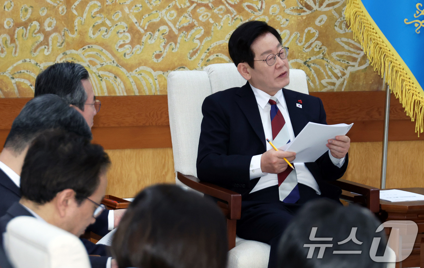 (서울=뉴스1) 이재명 기자 = 이재명 대통령이 29일 대통령실 이전 작업이 마무리된 청와대로 출근한 뒤 위성락 안보실장, 김용범 정책실장을 비롯한 참모들과 차담을 하고 있다. ( …