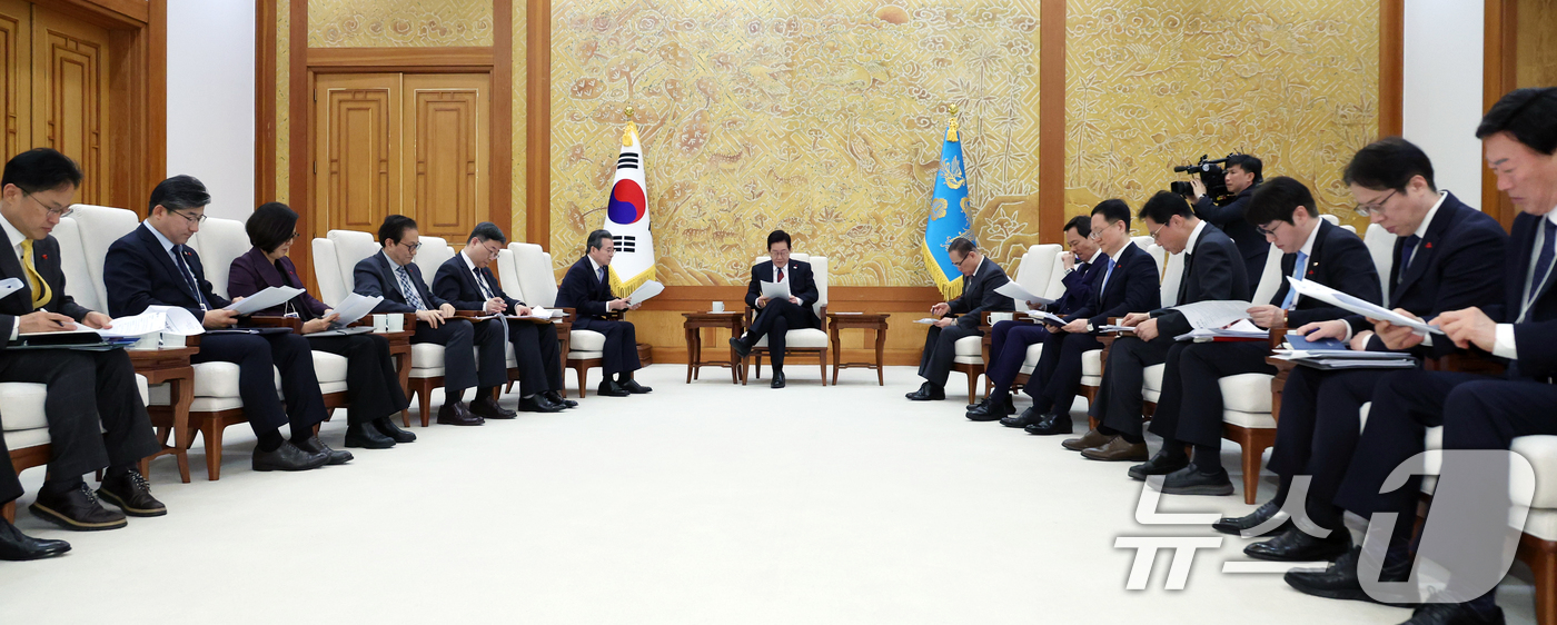 (서울=뉴스1) 이재명 기자 = 이재명 대통령이 29일 대통령실 이전 작업이 마무리된 청와대로 출근한 뒤 위성락 안보실장, 김용범 정책실장을 비롯한 참모들과 차담을 하고 있다. ( …