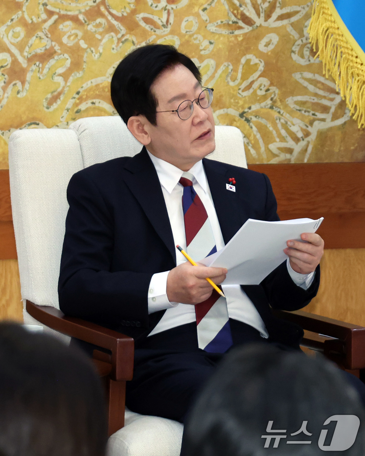 (서울=뉴스1) 이재명 기자 = 이재명 대통령이 29일 대통령실 이전 작업이 마무리된 청와대로 출근한 뒤 위성락 안보실장, 김용범 정책실장을 비롯한 참모들과 차담을 하고 있다. ( …