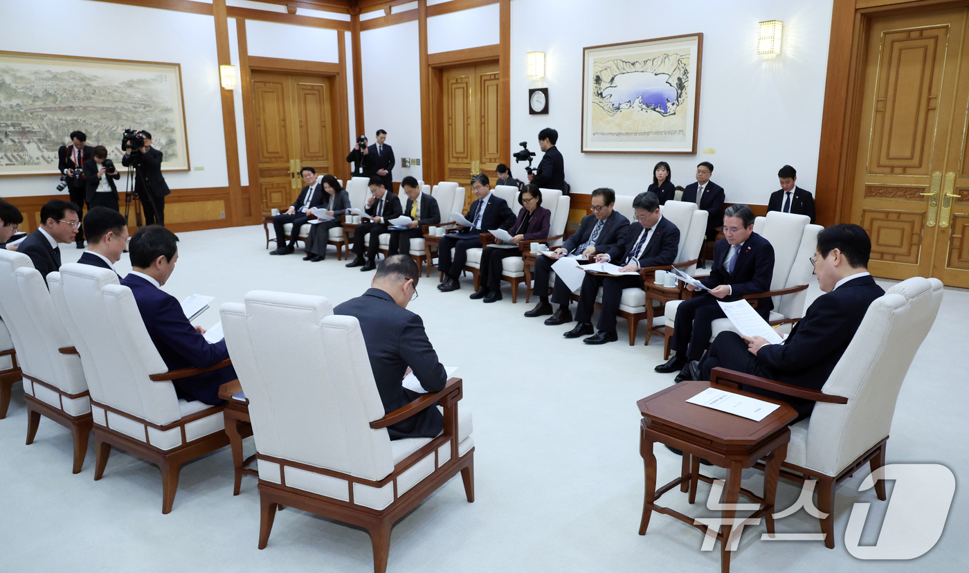 (서울=뉴스1) 이재명 기자 = 이재명 대통령이 29일 대통령실 이전 작업이 마무리된 청와대로 출근한 뒤 위성락 안보실장, 김용범 정책실장을 비롯한 참모들과 차담을 하고 있다. ( …