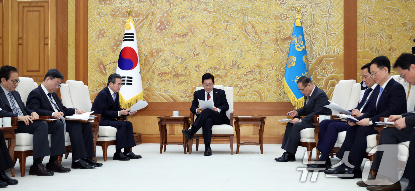 (서울=뉴스1) 이재명 기자 = 이재명 대통령이 29일 대통령실 이전 작업이 마무리된 청와대로 출근한 뒤 위성락 안보실장, 김용범 정책실장을 비롯한 참모들과 차담을 하고 있다. ( …