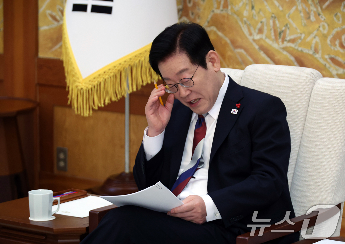 (서울=뉴스1) 이재명 기자 = 이재명 대통령이 29일 대통령실 이전 작업이 마무리된 청와대로 출근한 뒤 위성락 안보실장, 김용범 정책실장을 비롯한 참모들과 차담을 하고 있다. ( …