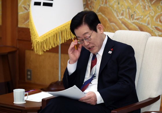 참모진들과 청와대서 차담 갖는 이재명 대통령