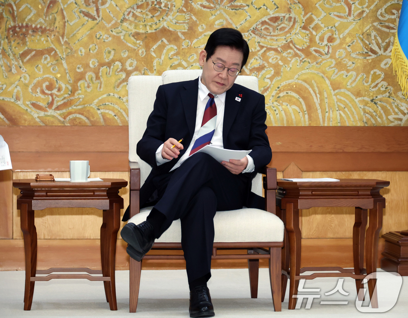 (서울=뉴스1) 이재명 기자 = 이재명 대통령이 29일 대통령실 이전 작업이 마무리된 청와대로 출근한 뒤 위성락 안보실장, 김용범 정책실장을 비롯한 참모들과 차담을 하고 있다. ( …