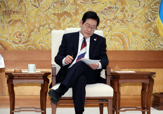 자료 살펴보는 이재명 대통령