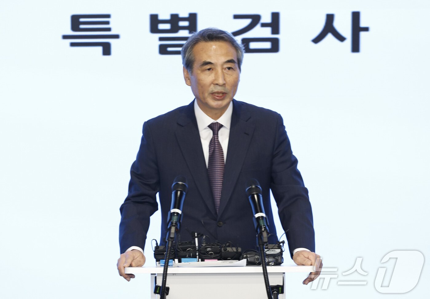 본문 이미지 - 김건희와 명태균·건진법사 관련 국정농단 및 불법 선거 개입 사건 등 진상규명을 위한 특별검사팀 민중기 특별검사가 29일 오전 서울 종로구 KT광화문빌딩 웨스트에 마련된 특별검사팀 브리핑룸에서 특검 수사 결과 종합 브리핑을 하고 있다. 2025.12.29/뉴스1 ⓒ News1 박정호 기자