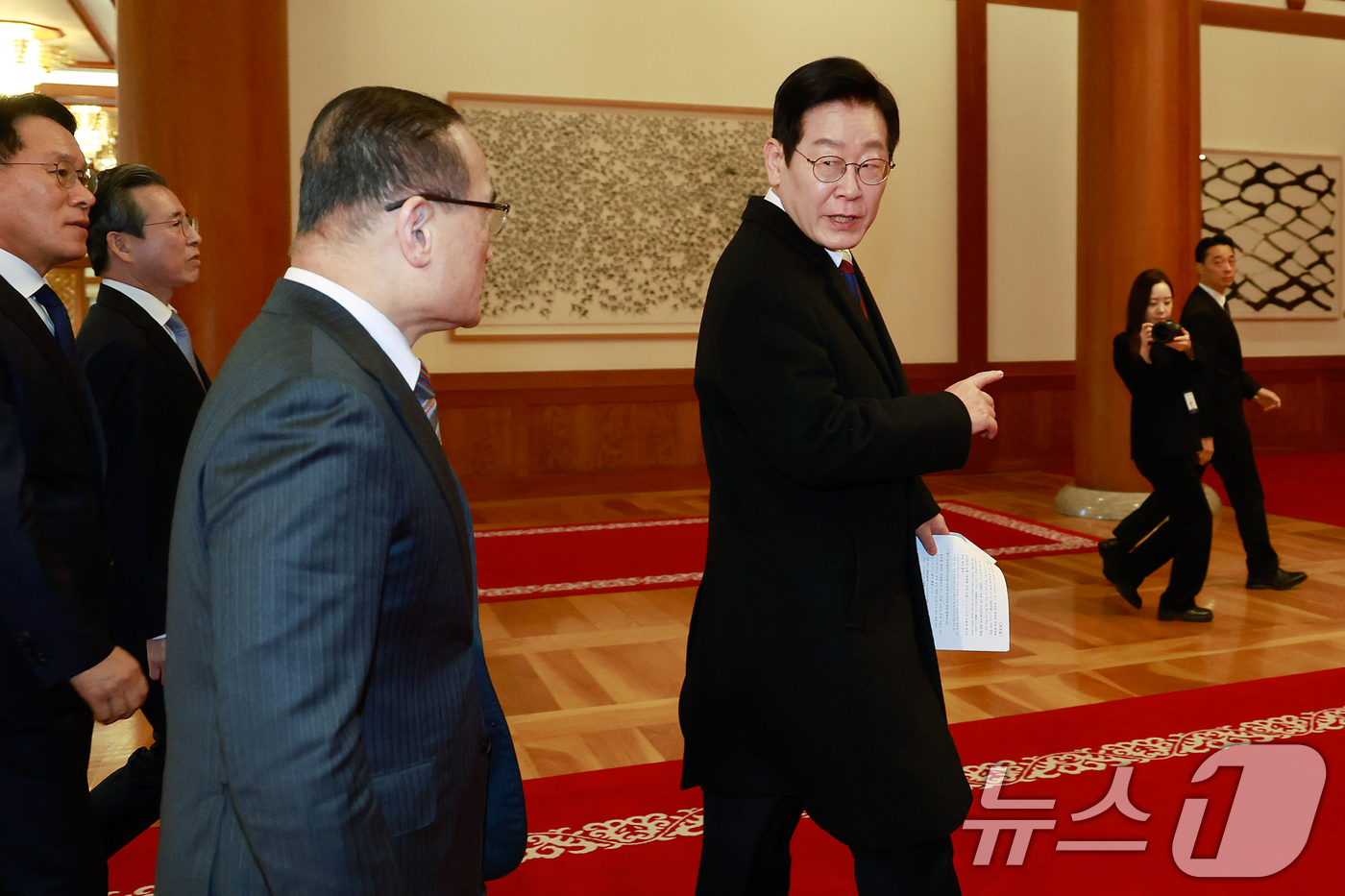 (서울=뉴스1) 허경 기자 = 이재명 대통령이 29일 청와대로 첫 출근하며 위성락 안보실장과 대화하고 있다. (청와대통신사진기자단) 2025.12.29/뉴스1