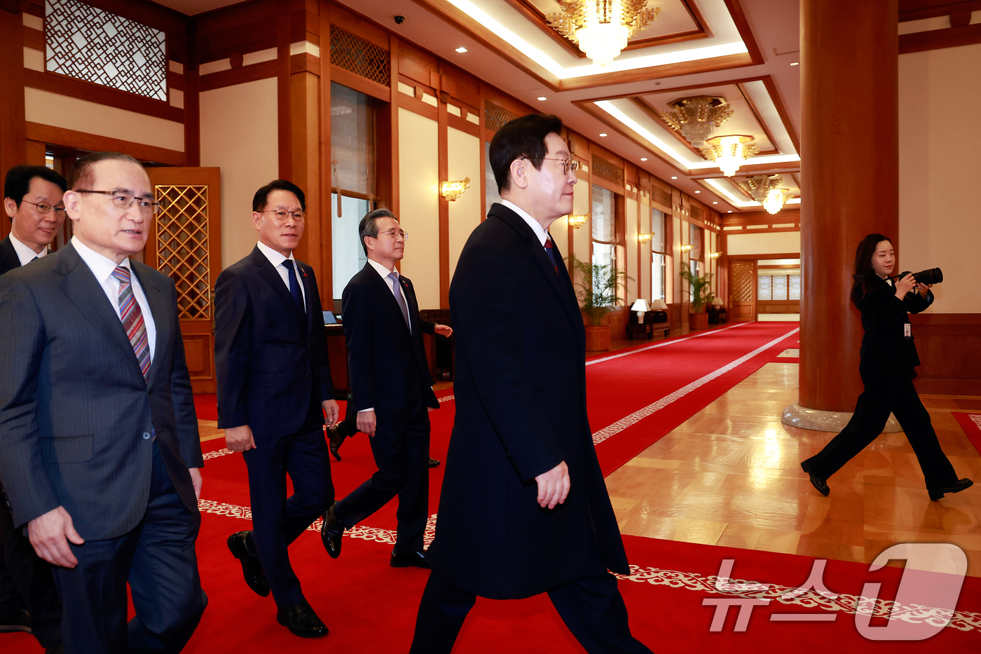 (서울=뉴스1) 허경 기자 = 이재명 대통령이 29일 청와대로 첫 출근하고 있다. (청와대통신사진기자단) 2025.12.29/뉴스1