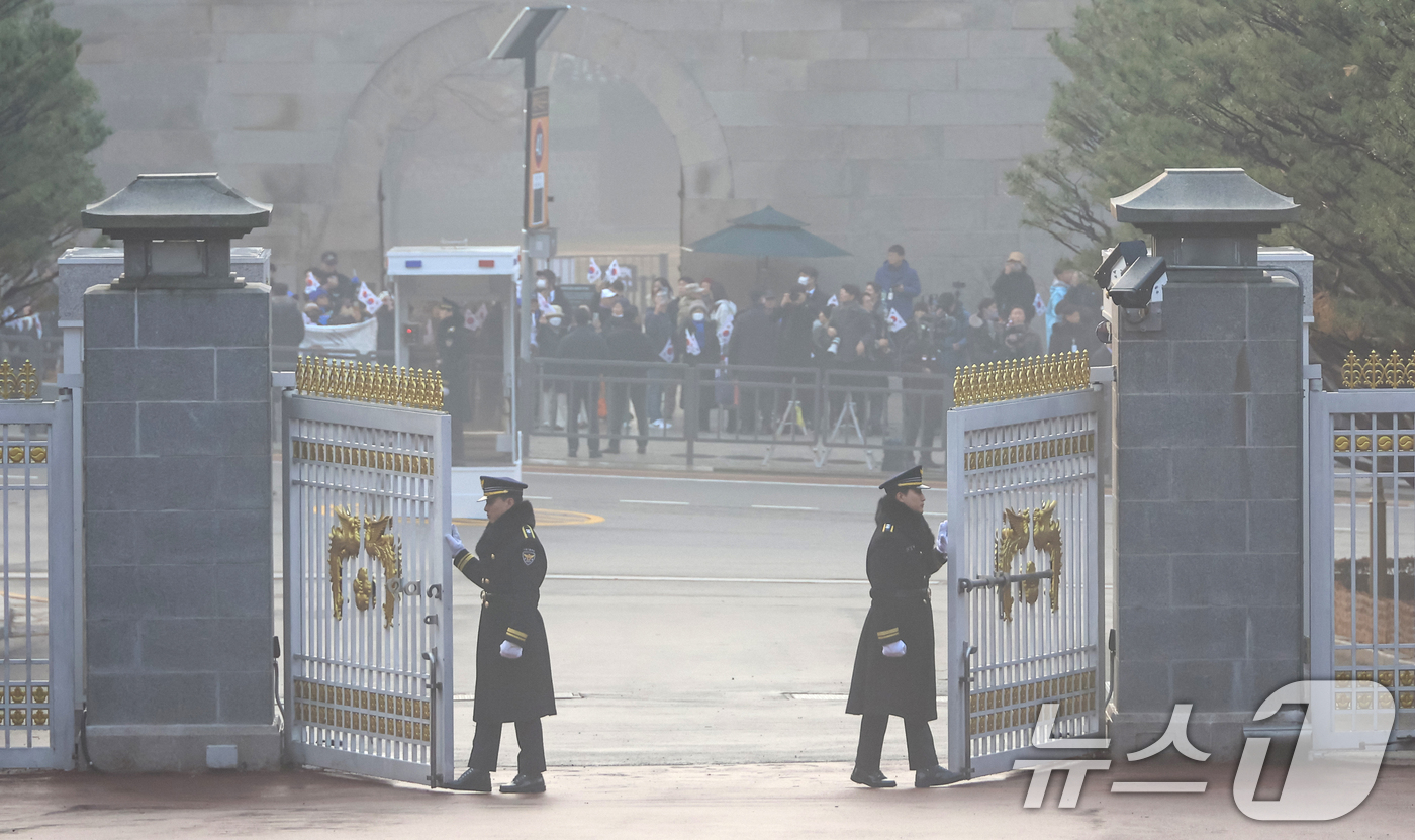 (서울=뉴스1) 허경 기자 = 29일 오전 청와대 정문이 열리고 있다. 윤석열 전 대통령이 청와대를 떠난 지 약 '3년 7개월' 만에 다시 청와대 시대가 열렸다. (청와대통신사진기 …