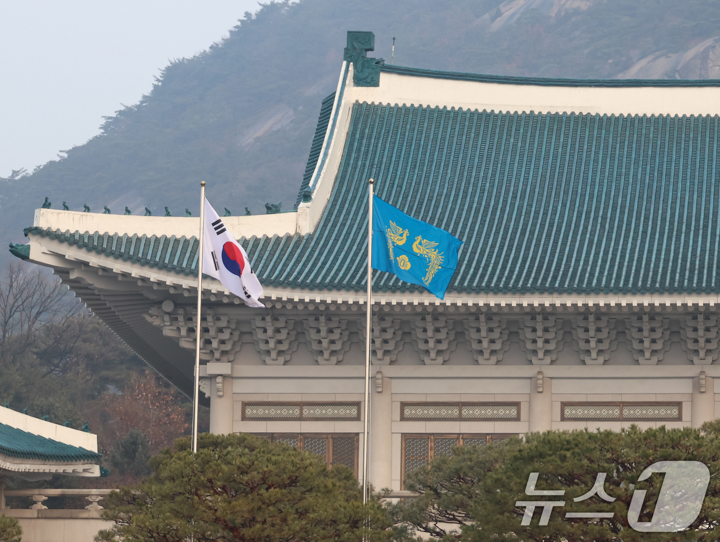 (서울=뉴스1) 허경 기자 = 이재명 대통령이 청와대에 첫 출근한 29일 오전 봉황기가 게양돼 있다. 윤석열 전 대통령이 청와대를 떠난 지 약 '3년 7개월' 만에 다시 청와대 시 …