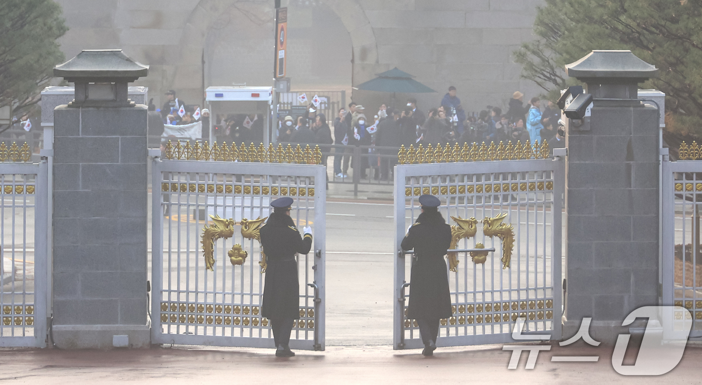 (서울=뉴스1) 허경 기자 = 이재명 대통령의 차량이 29일 오전 청와대 정문이 열리고 있다. 윤석열 전 대통령이 청와대를 떠난 지 약 '3년 7개월' 만에 다시 청와대 시대가 열 …