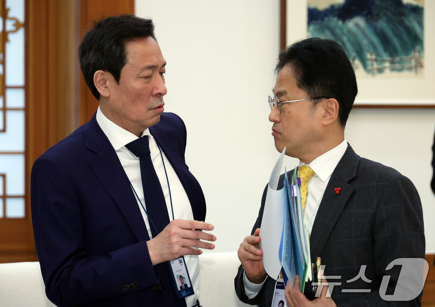 (서울=뉴스1) 이재명 기자 = 우상호 정무수석(왼쪽)과 김정우 대통령비서실 국정상황실장이 29일 대통령실 이전 작업이 마무리된 청와대에서 열린 차담에 앞서 대화를 하고 있다. ( …