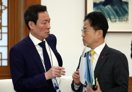 대화하는 우상호 정무수석·김정우 국정상황실장