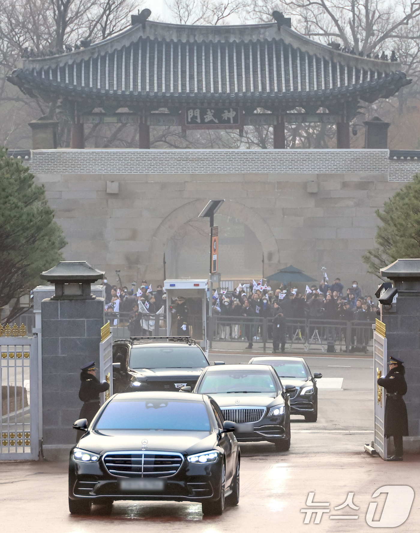 (서울=뉴스1) 허경 기자 = 이재명 대통령의 차량이 29일 오전 청와대 정문을 통과하고 있다. 윤석열 전 대통령이 청와대를 떠난 지 약 '3년 7개월' 만에 다시 청와대 시대가 …