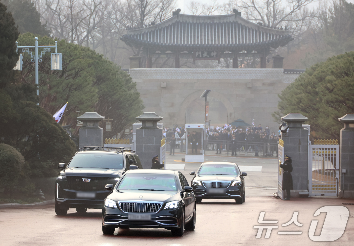 (서울=뉴스1) 허경 기자 = 이재명 대통령의 차량이 29일 오전 청와대 정문을 통과하고 있다. 윤석열 전 대통령이 청와대를 떠난 지 약 '3년 7개월' 만에 다시 청와대 시대가 …