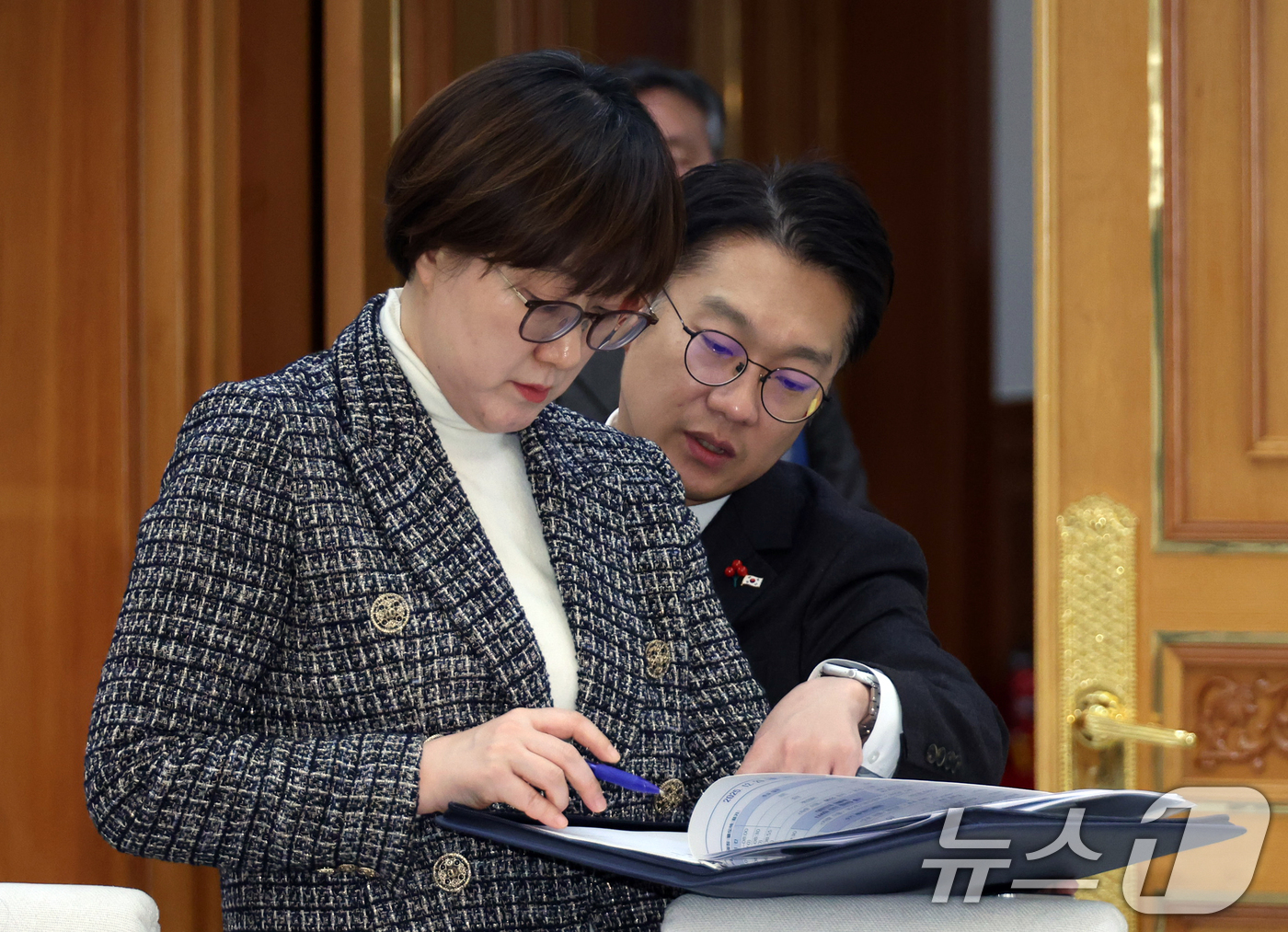 (서울=뉴스1) 이재명 기자 = 김현지 제1부속실장과 김남준 대변인이 29일 대통령실 이전 작업이 마무리된 청와대에서 차담을 준비하고 있다. (청와대통신사진기자단) 2025.12. …