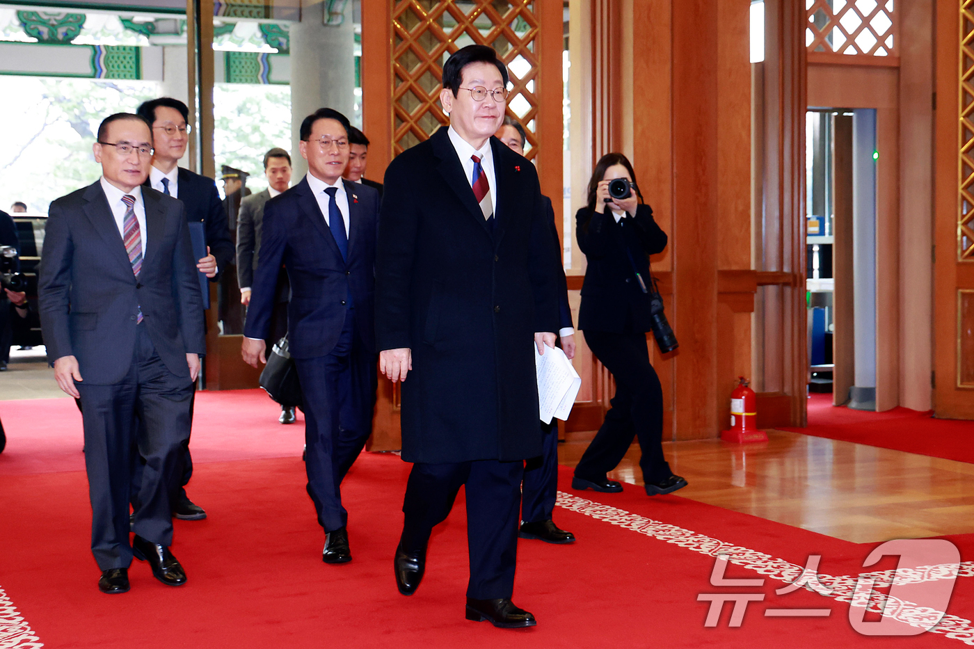 (서울=뉴스1) 허경 기자 = 이재명 대통령이 29일 청와대로 첫 출근하고 있다. (청와대통신사진기자단) 2025.12.29/뉴스1