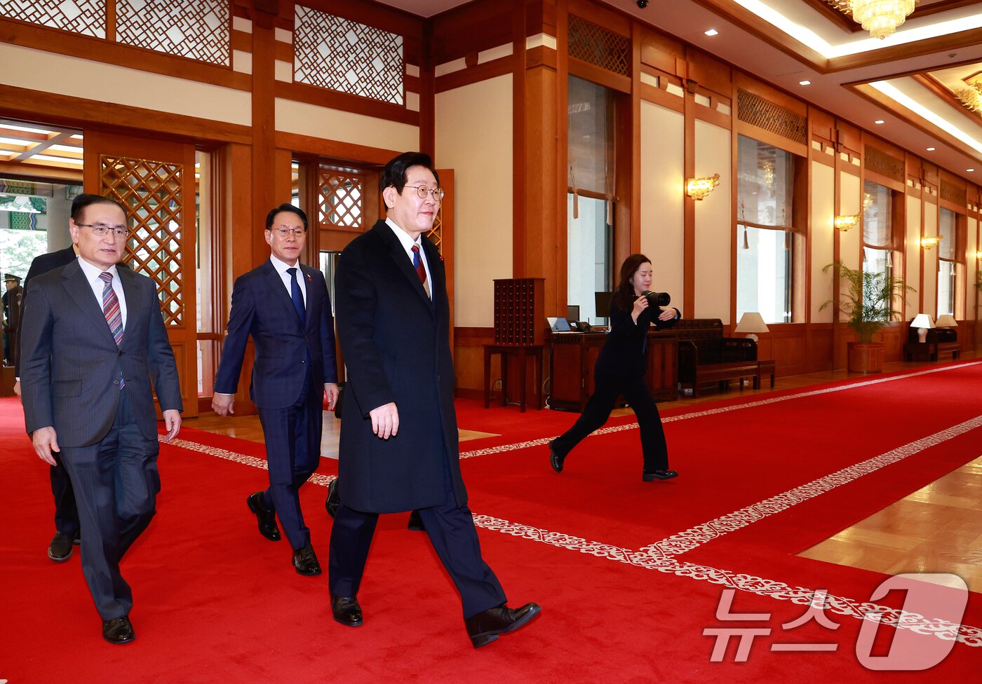 본문 이미지 - 이재명 대통령이 29일 청와대로 첫 출근하고 있다. (청와대통신사진기자단) 2025.12.29/뉴스1 ⓒ News1 허경 기자
