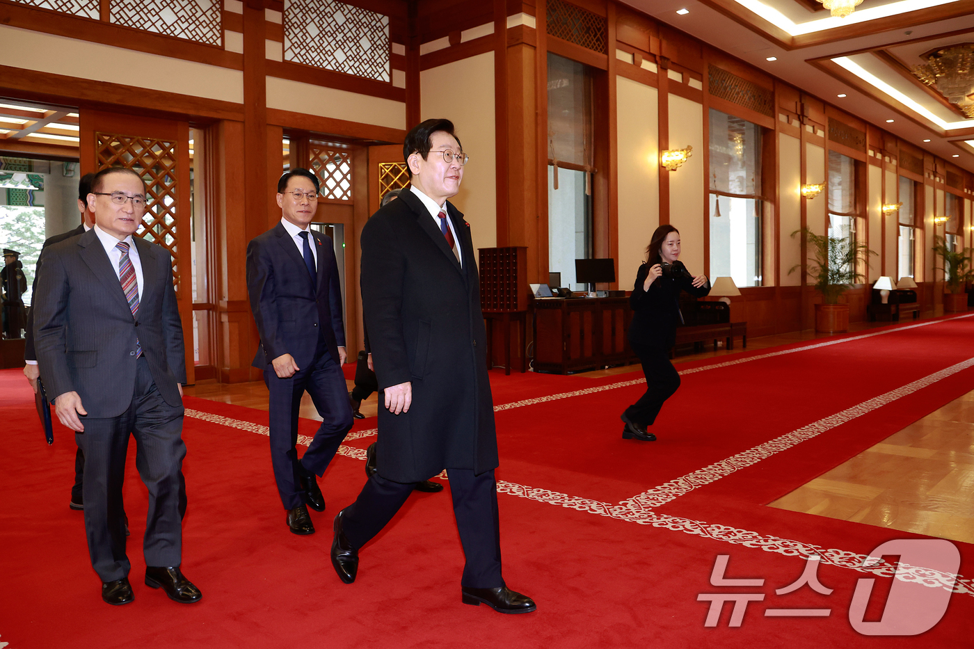 (서울=뉴스1) 허경 기자 = 이재명 대통령이 29일 청와대로 첫 출근하고 있다. (청와대통신사진기자단) 2025.12.29/뉴스1