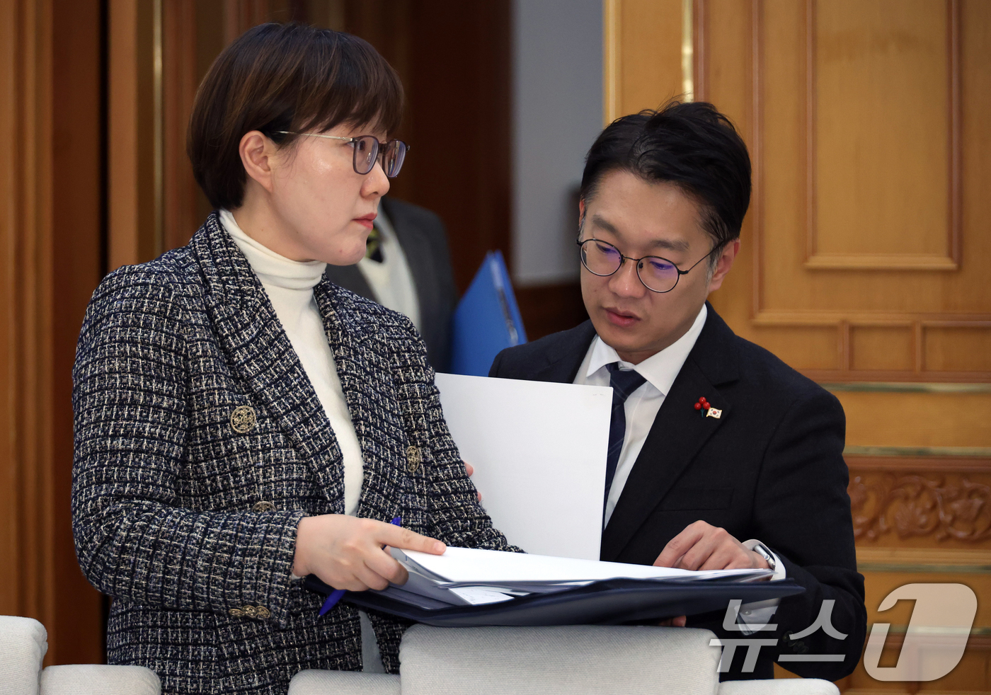 (서울=뉴스1) 이재명 기자 = 김현지 제1부속실장과 김남준 대변인이 29일 대통령실 이전 작업이 마무리된 청와대에서 차담을 준비하고 있다. (청와대통신사진기자단) 2025.12. …