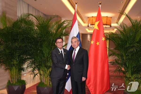 본문 이미지 - 왕이 중국 외교부장과 시하삭 푸앙껫깨우 태국 외교장관이 28일 윈난성 위시에서 회담했다.(중국 외교부 홈페이지)
