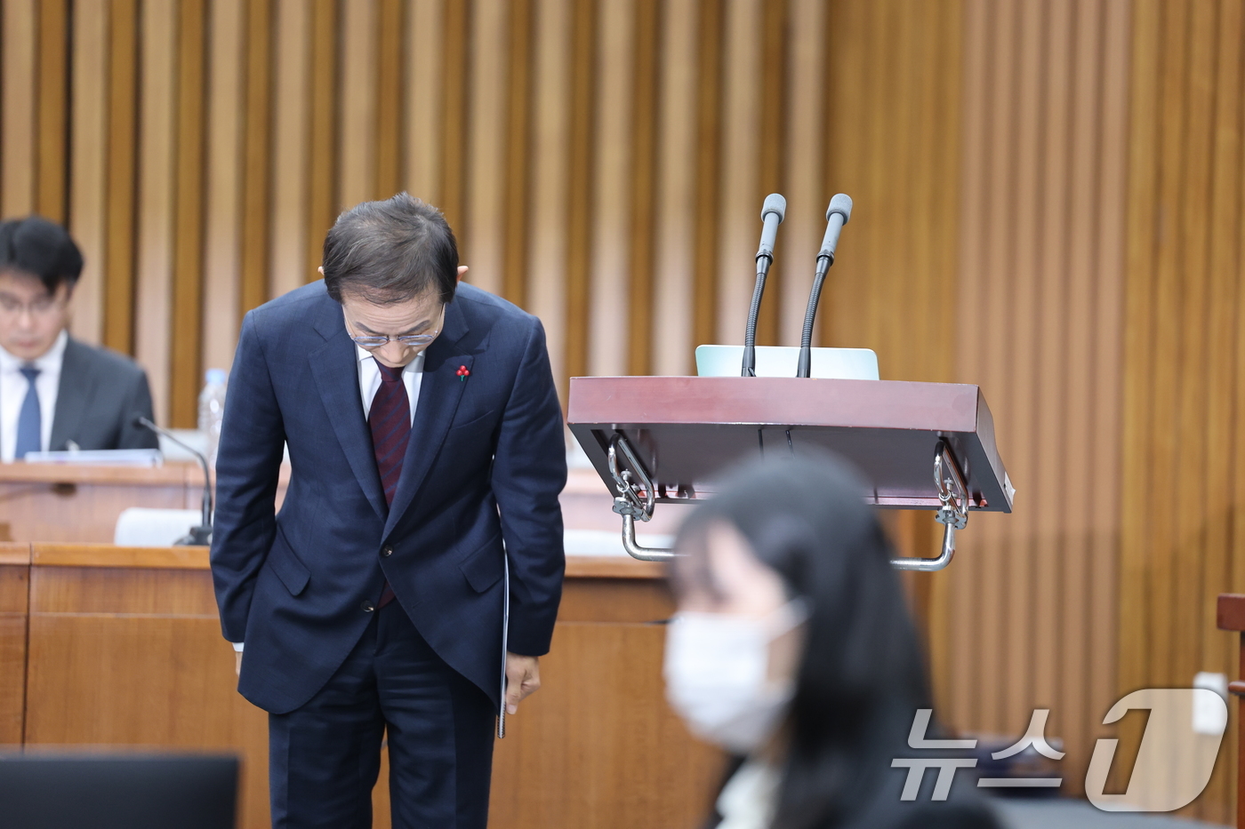 (서울=뉴스1) 이승배 기자 = 김호철 감사원장 후보자가 29일 서울 여의도 국회에서 열린 인사청문특별위원회에서 고개 숙여 인사하고 있다. 2025.12.29/뉴스1