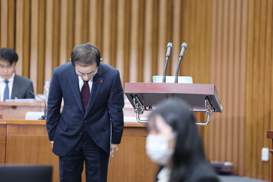 고개 숙여 인사하는 김호철 감사원장 후보자